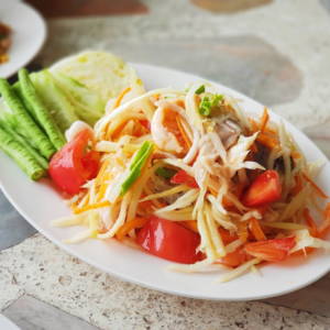 Spicy papaya salad with seafood
