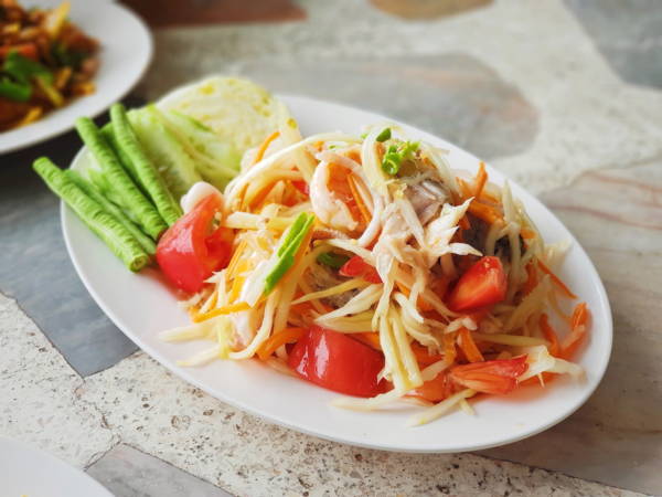 Spicy papaya salad with seafood